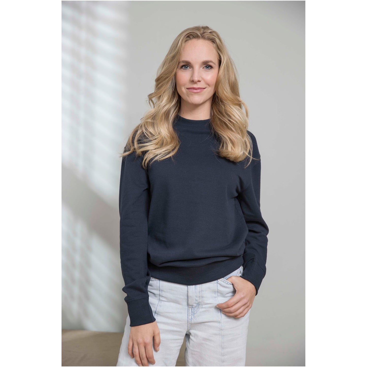 Jet unisex Aware™ tröja med rund hals av återvunnet material