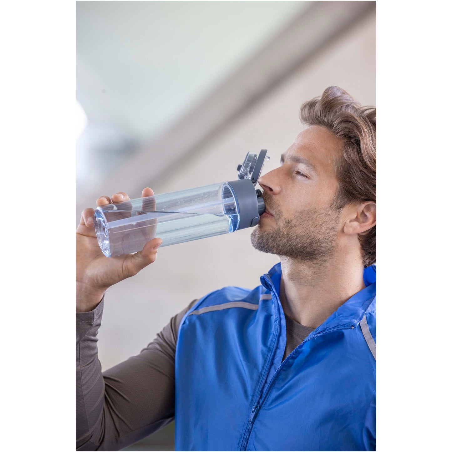 Theron 700 ml vattenflaska i återvunnen plast från RCS med lock med dubbla funktioner och utfällbart sugrör